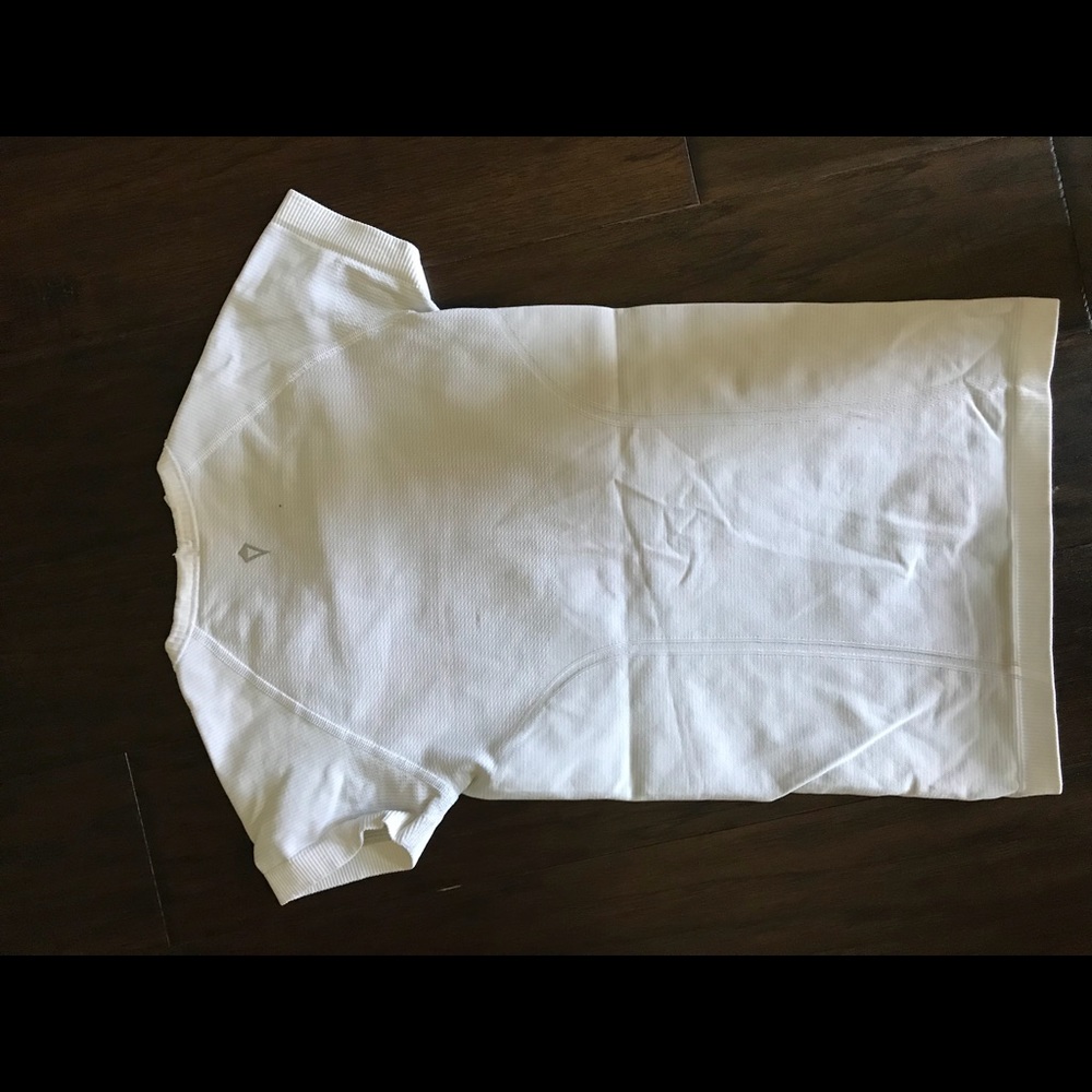 Ivivva size 8 Flytech short sleeve nylon shirt